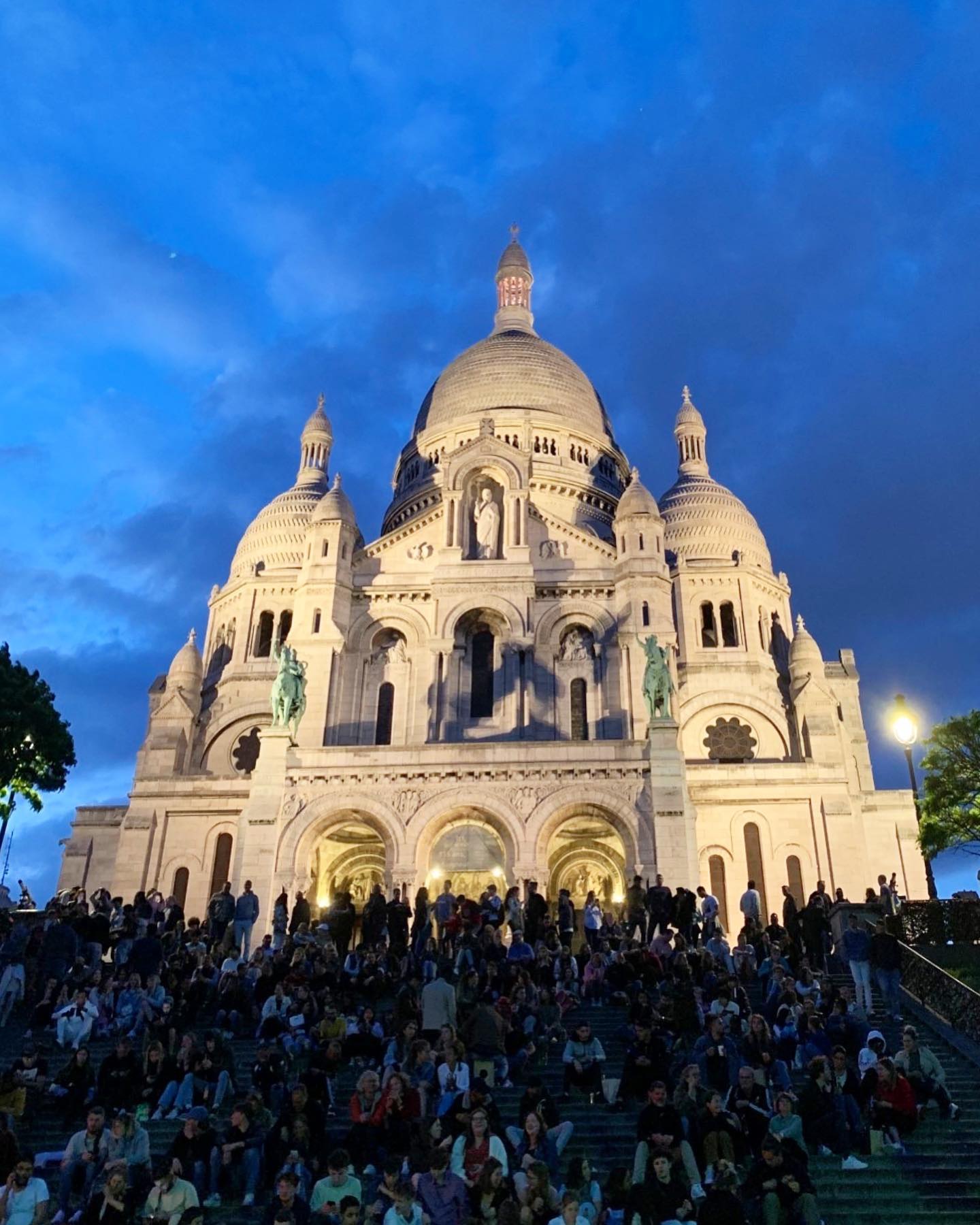 ライトアップされたサクレ･クール寺院パリの街を見渡せます‪𓈒 ☽︎︎·̩͙