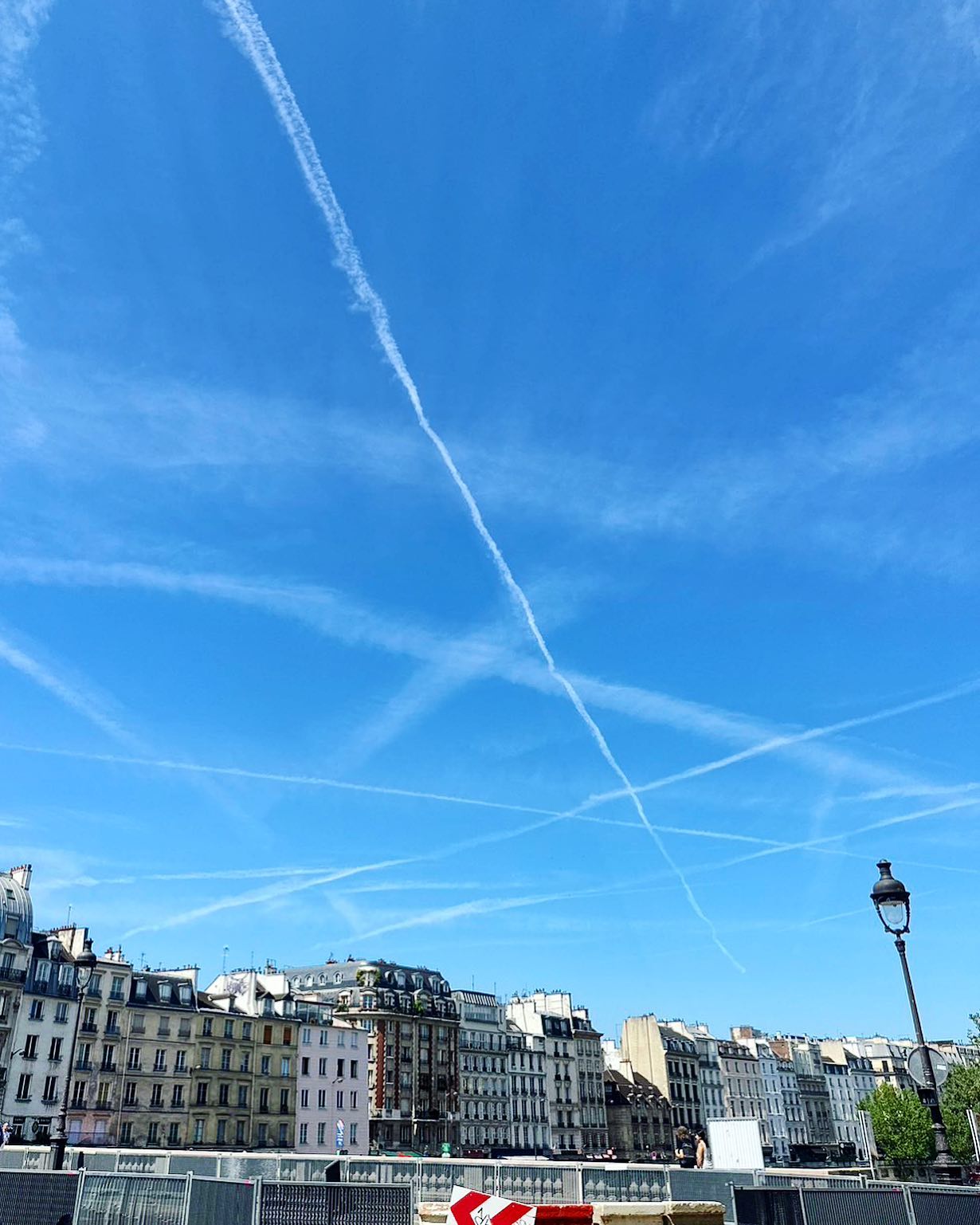 パリの空空を見上げるとたくさんのひこうき雲𓈒𓂂𓏸‪𓂃︎スピリチュアル的には飛行機雲を見ると夢が叶いやすいという意味があるんだそうです‎。